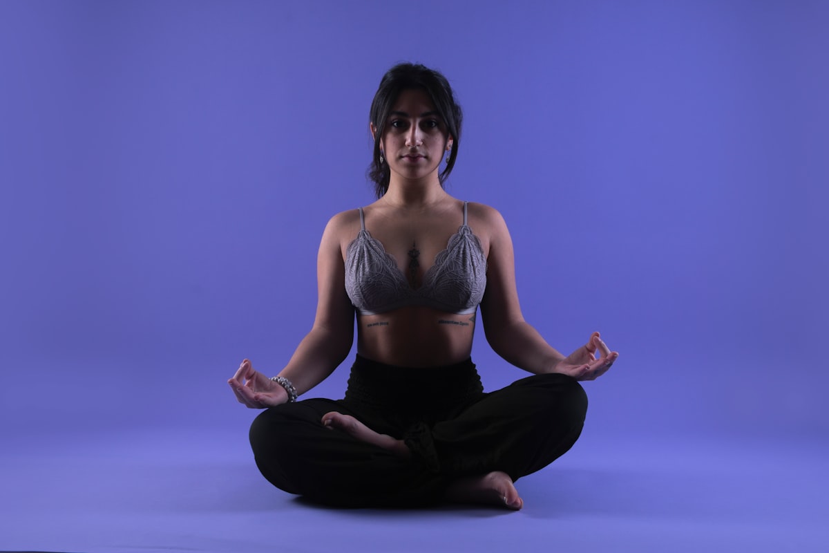 Persona practicando respiración consciente en un ambiente tranquilo