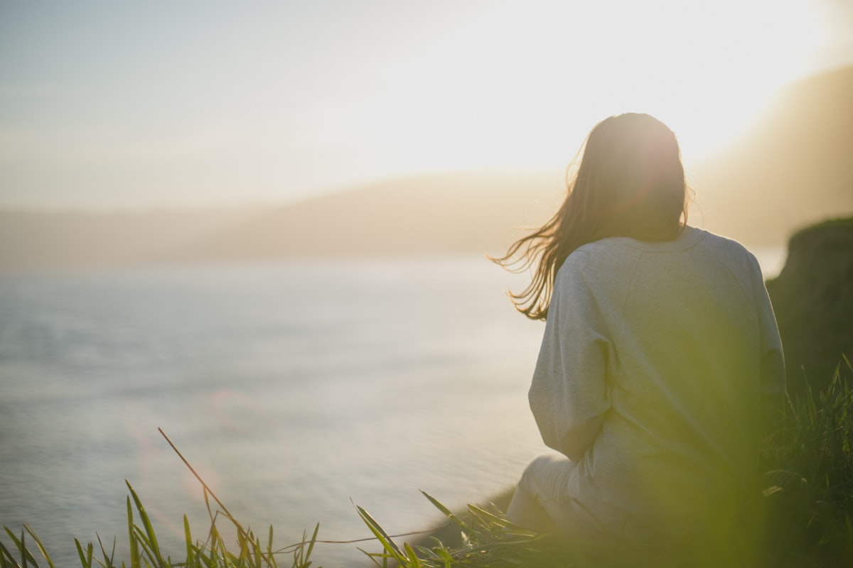 Espacio natural con vista al océano para práctica de meditación