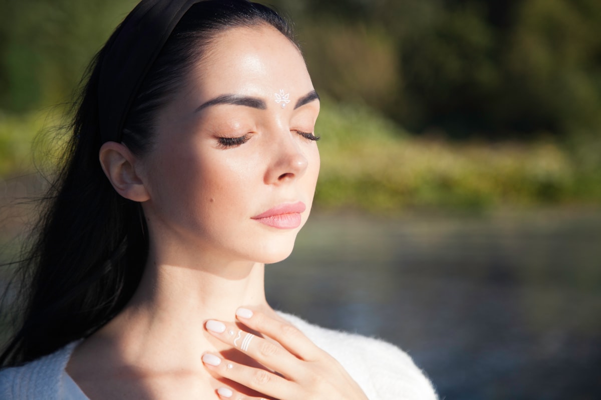 Persona meditando durante el amanecer en un balcón